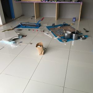 リビング・ダイニング床600角のタイル施工中2