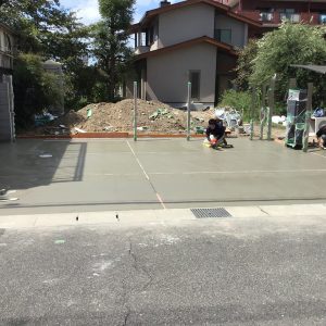 駐車場の土間コンクリート打設1